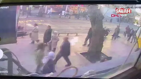 Sultanahmet'te tramvayın yayaya çarptığı anlar kamerada | Video