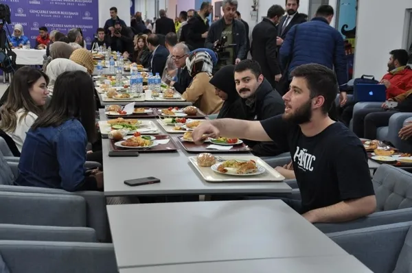 bakan-karaismailoglu-karsta-sahur-programinda-genclerle-bir-araya-geldi-1650676083583.jpg Bakan Karaismailoğlu, Kars'ta sahur programında gençlerle bir araya geldi