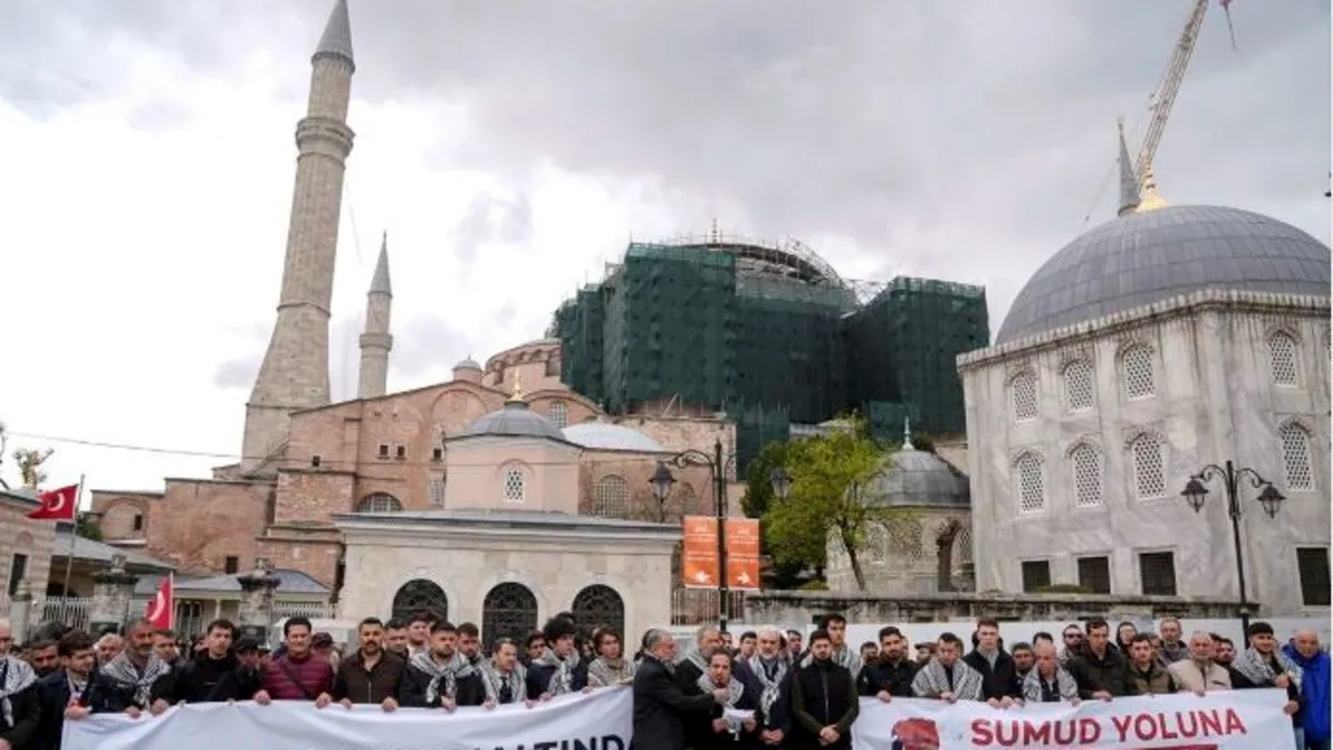 İsrail’in Küresel Sumud Filosu’na saldırısını Cuma namazı sonrası protesto edildi İsrail’in Küresel Sumud Filosu’na saldırısını Cuma namazı sonrası protesto edildi