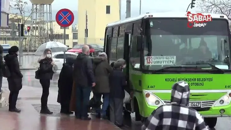 Yolcu dolu otobüsün şoförüne tekme tokat saldırdı | Video