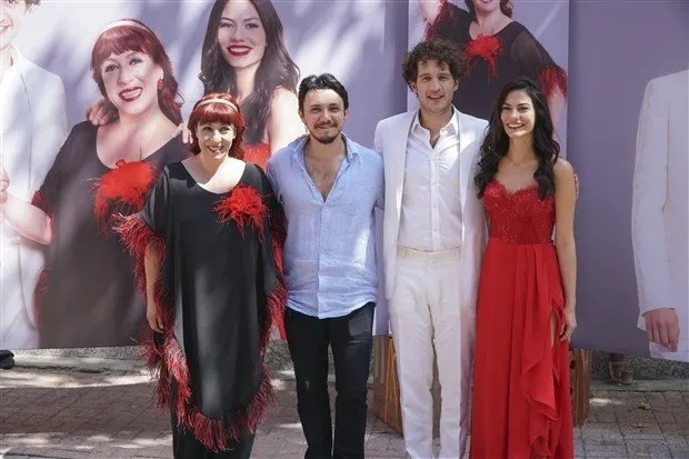 Ünlü oyuncu Demet Özdemir’in seyirciyle yaptığı dans şovu herkesi etkiledi