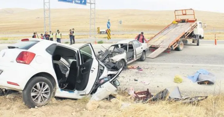 Kafa kafaya çarpıştılar: 5 ölü, 2 yaralı