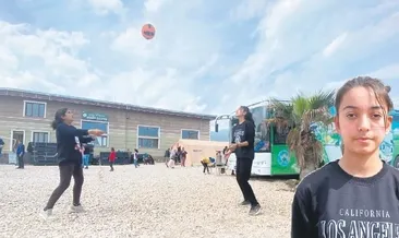 Çadır kentte kurulan voleybol sahasında milli takıma hazırlanıyor: Günde 3 saat antrenman yapıyor