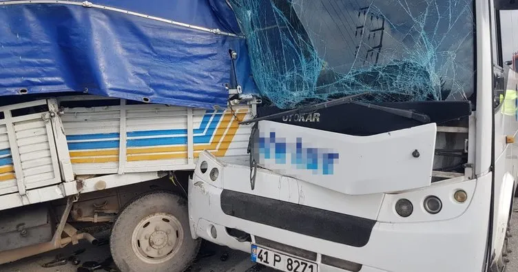 Servis midibüsü kamyonete çarptı: 4 yaralı