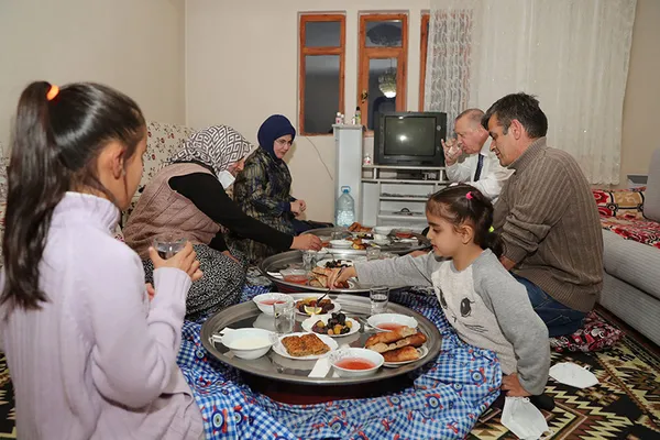 baskan-erdogandan-surpriz-iftar-ziyareti-yurek-isitan-kareler-1618425694742.jpg