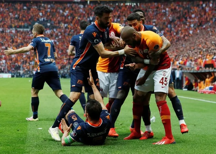 Galatasaray - Medipol Başakşehir maçında saha karıştı