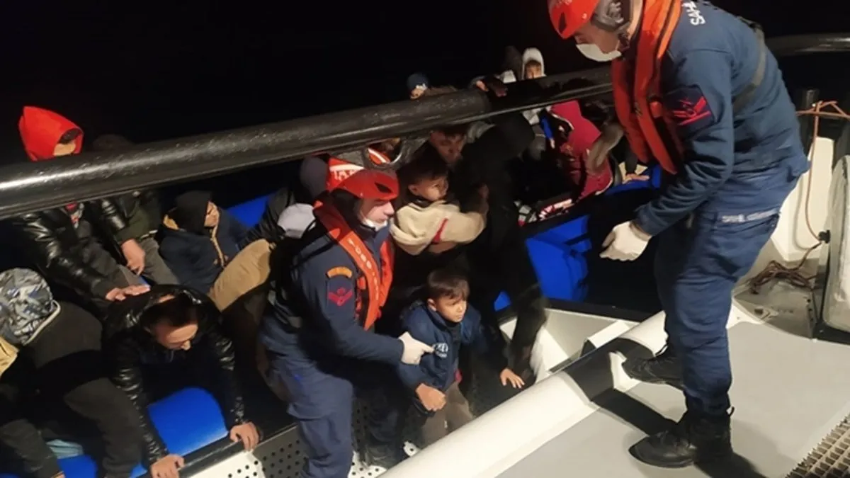 İzmir açıklarında 50 düzensiz göçmen yakalandı