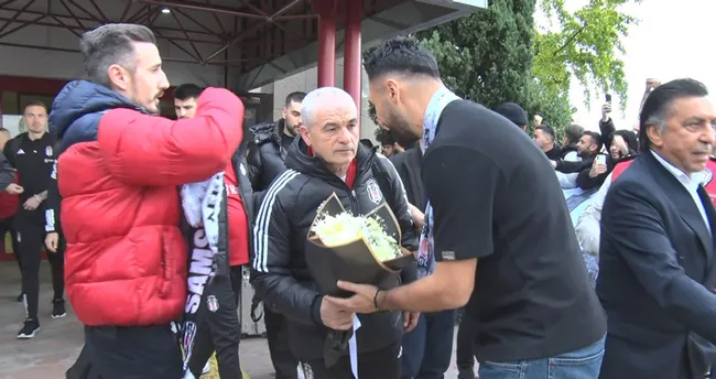 Beşiktaş kafilesi, Samsun’da çiçeklerle karşılandı Beşiktaş kafilesi, Samsun’da çiçeklerle karşılandı