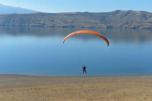 Tunceli’de yamaç paraşütü keyfi