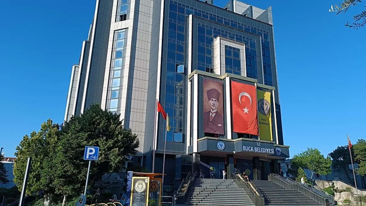 Buca Belediyesi “yolsuzluk” soruşturmasında 54 şüpheli adliyeye sevk edildi Buca Belediyesi “yolsuzluk” soruşturmasında 54 şüpheli adliyeye sevk edildi