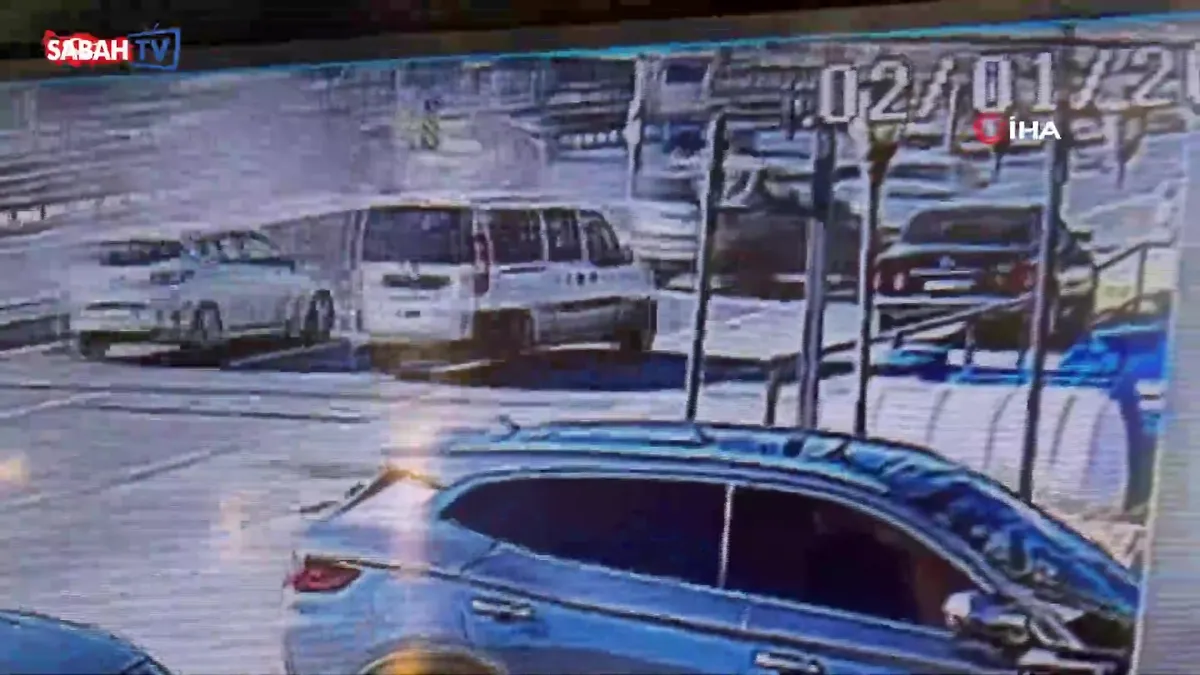 İstanbul E-5 Saadetdere’de trafiği kilitleyen kaza kamerada | Video videosunu izle İstanbul E-5 Saadetdere’de trafiği kilitleyen kaza kamerada | Video videosunu izle