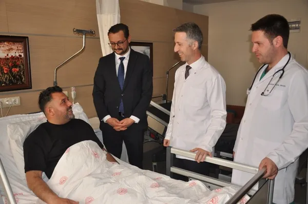 istanbuldan-turkcell-5g-baglantisiyla-bobrek-tasi-ameliyati-yaptigi-hastasini-musta-ziyaret-etti-1779373887877.jpg