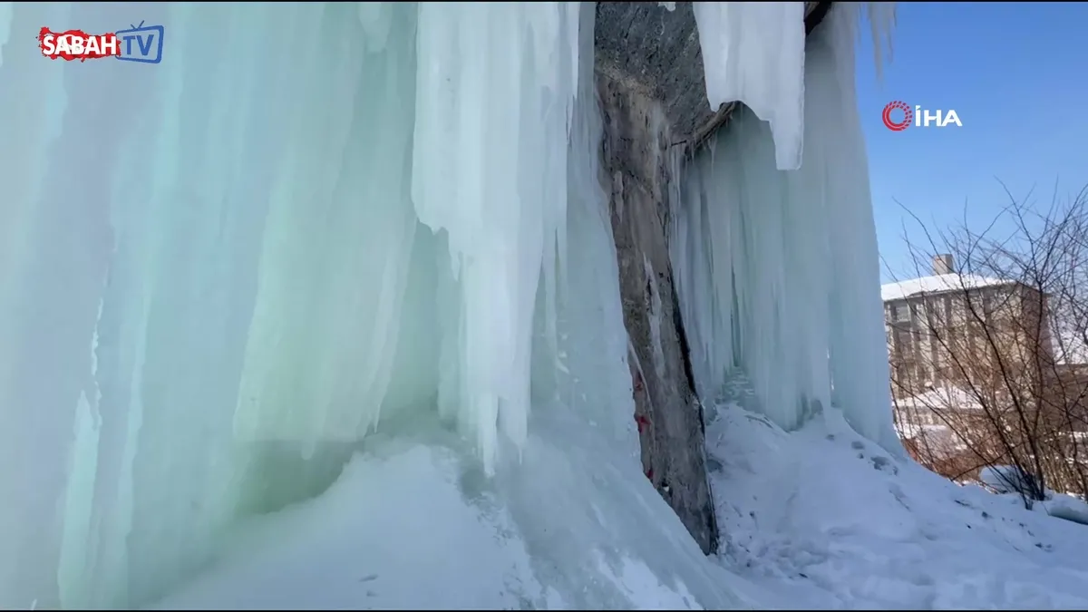 Ağrı’da Sibirya soğukları sürüyor: Kıyafetler dondu, buz sarkıtları oluştu | Video videosunu izle Ağrı’da Sibirya soğukları sürüyor: Kıyafetler dondu, buz sarkıtları oluştu | Video videosunu izle