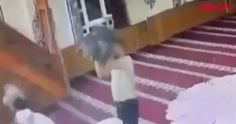 Namaz esnasında imama tabureli saldırı! Gözaltına alındı...