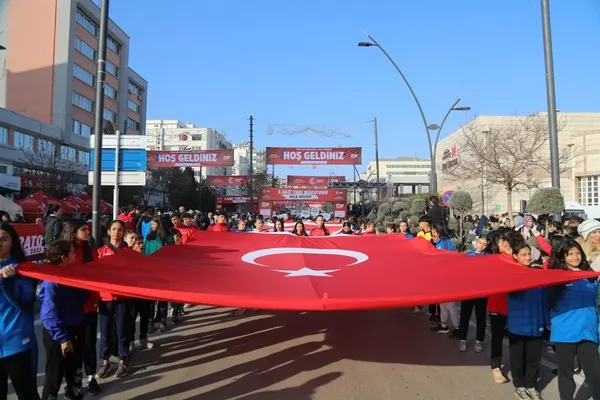 gazi-yari-maratonu-ve-halk-kosusu-16-bin-300-kisi-sehitler-icin-kostu-1702805616483.jpg