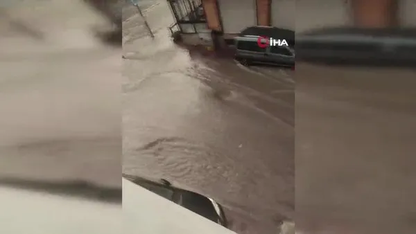 İstanbul Esenyurt’ta etkili olan sağanak yağış rögarları patlattı: Caddeler sular altında kaldı