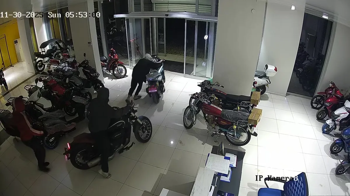 Adana'da inanılmaz olay: 4 çocuk beğendiği 4 motosikleti çaldı! O anlar kameraya yansıdı Adana'da inanılmaz olay: 4 çocuk beğendiği 4 motosikleti çaldı! O anlar kameraya yansıdı