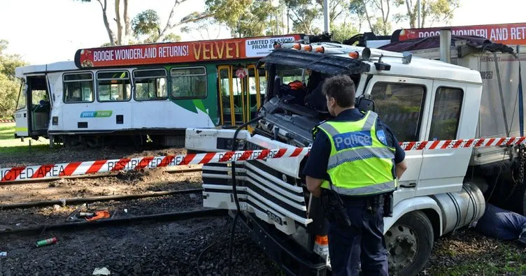 Avustralya’da tramvay ve kamyon çarpıştı