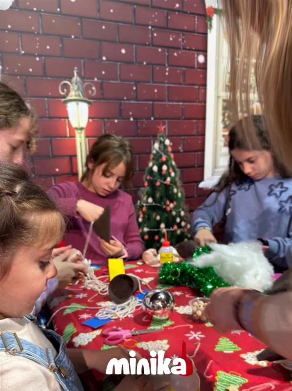 minika-yeni-yil-masalinda-izleyicileriyle-bulustu-1765805889136.jpg