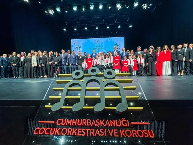 19-mayis-icin-hazirliklar-tamamlandi-cumhurbaskanligi-cocuk-orkestrasi-ve-korosu-kulliyede-sahne-alacak-1778960609439.jpeg
