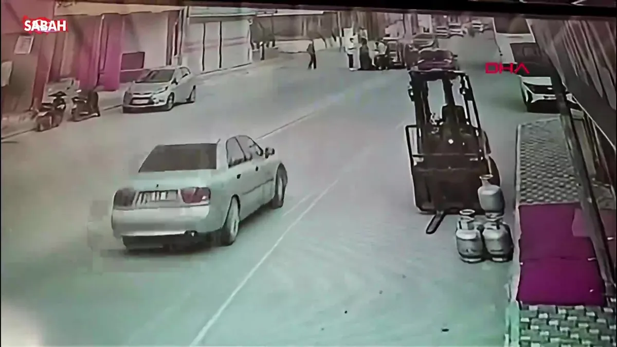 Otomobilin çarptığı kadın yaralandı: Kaza anı kamerada | Video videosunu izle Otomobilin çarptığı kadın yaralandı: Kaza anı kamerada | Video videosunu izle