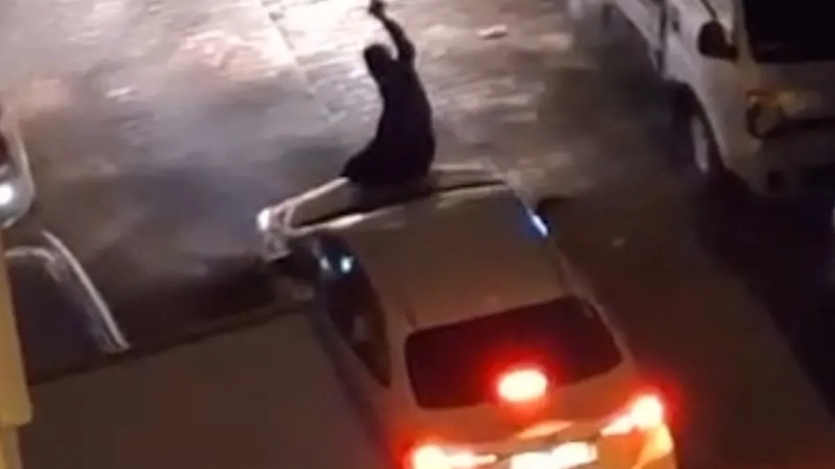 Tabancayla otomobilin önüne atladı: Aracın üzerine çıktı!