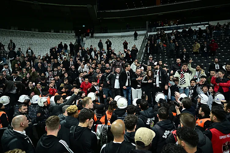 Son dakika haberi: Beşiktaş’ta büyük isyan! Taraftarlar stadyumundan ayrılmadı! Takım tekrar sahaya çıktı