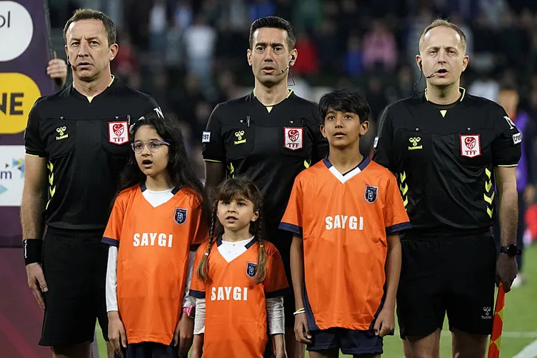 Başakşehir - Fenerbahçe maçında penaltı tartışması! Hakeme büyük tepki