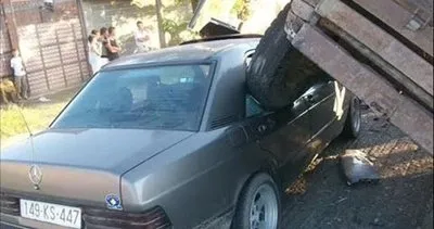 Traktör römorkunun altında kalan Mercedes otomobilin son halini görenler inanamadı