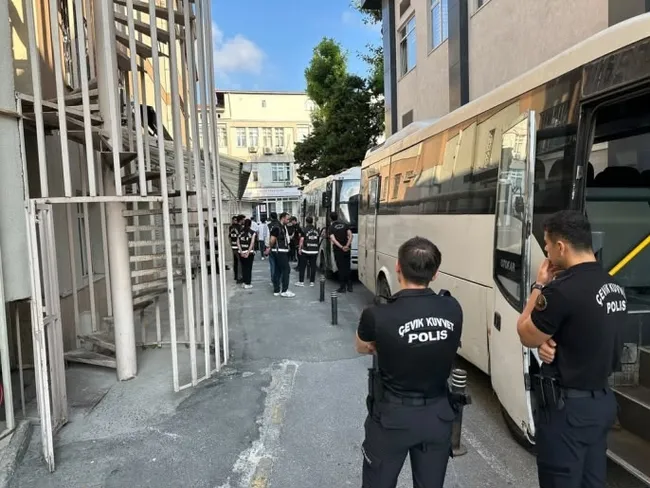 kusadasi-belediyesi-rusvet-operasyonunun-16-suphelisi-adliyeye-sevk-edildi-1786380943926.jpg
