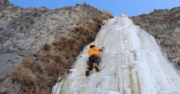 Milli Dağcı Tunç Fındık, Diyadin Murat Kanyonu’nda buz sarkıtlarına tırmandı