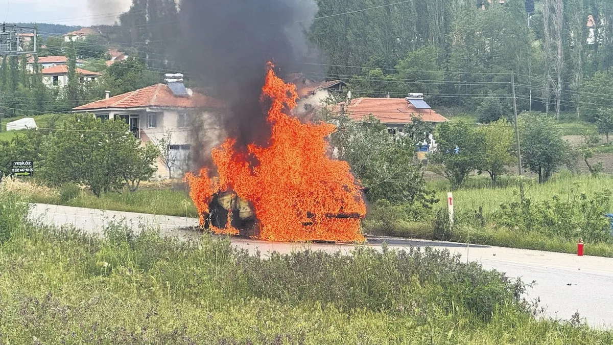 İki otomobil çarpıştı: 2 ölü, 2 yaralı