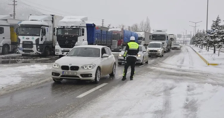 Konya- Antalya karayolunda trafiğe kar engeli