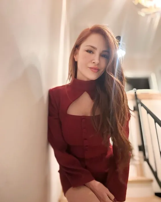 46 yaşındaki Mine Tugay’ın iddialı pozlarına yorum yağdı! Verdiği cevapla gündeme oturdu: Şeklimi beğenmediyseniz...