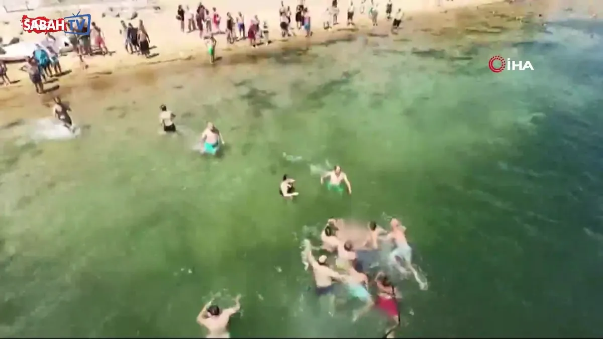Vatandaşlar, boğulan şahsı kurtarmak için seferber oldu: O anlar kamerada videosunu izle Vatandaşlar, boğulan şahsı kurtarmak için seferber oldu: O anlar kamerada videosunu izle