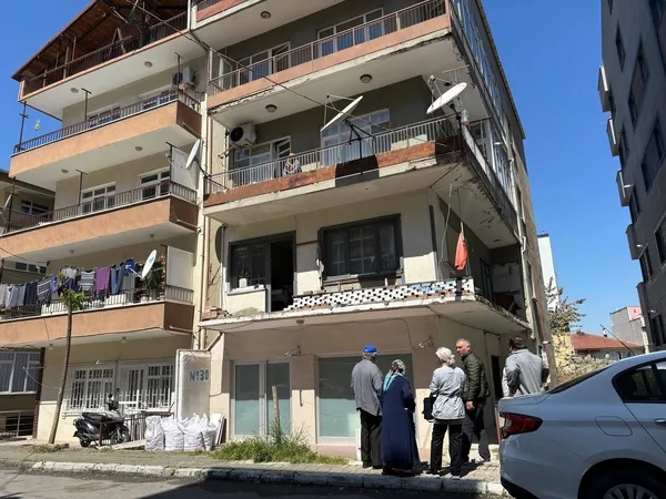 kocaelide-kamyon-dolusu-cop-bulunan-evden-dram-cikti-yasli-adamin-sozleri-yurek-burktu-disariya-cikamiyorum-1778074333779.jpg