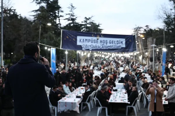 istanbul-universitesinde-15-bin-gencle-geleneksel-buyuk-kampus-iftari-1772048630786.jpg