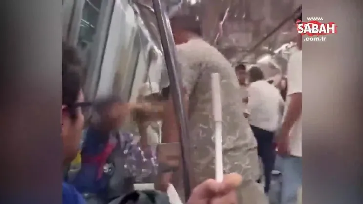 Metroda satış yapan çocuğa fiziksel saldırı! Yaşananlar kameraya yansıdı