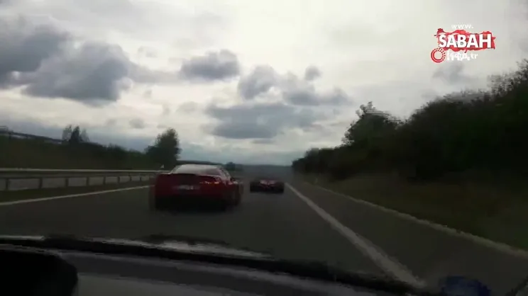 Çekya’da polis Formula 2 yarış arabası ile otoyola çıkan sürücünün peşinde | Video