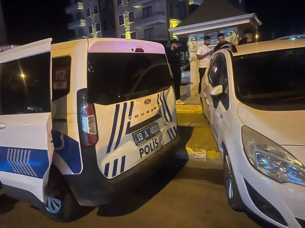 kontrolden-cikan-otomobil-park-halindeki-araclara-daldi-2si-polis-4-yarali-1783586310260.jpg
