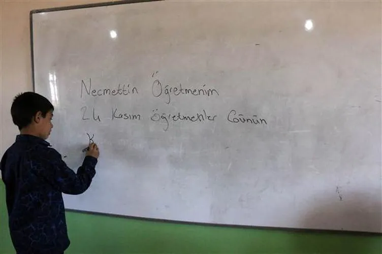 Necmettin öğretmen için tahtaya bu yazıyı yazdılar
