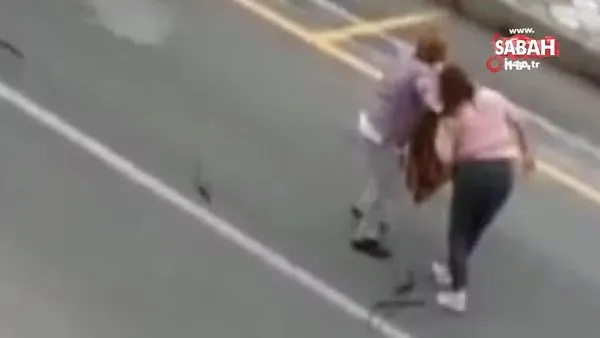 Genç kadın mahalleye dehşeti yaşattı! Aracın camını kırdı, yoldan geçen adama bıçakla böyle saldırdı | Video