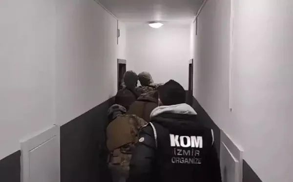 izmirde-23-kisilik-cete-polis-operasyonuyla-cokertildi-1740553375557.jpg
