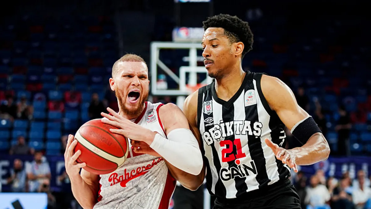 Beşiktaş GAİN ve Bahçeşehir Koleji basketbolcuları sahada mücadele ederken