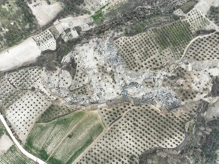 Depremde oluşan devasa yarık uzaydan görüntülendi: Hatay'da depremin boyutunu gözler önüne seren tablo...