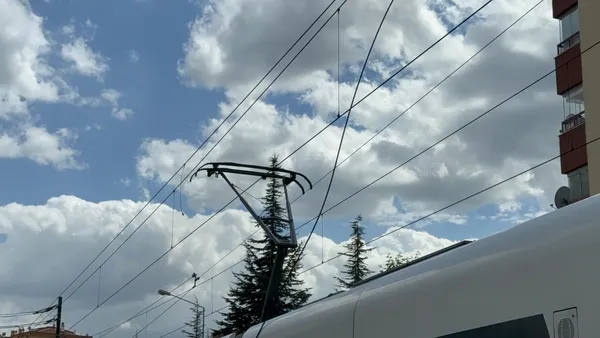 eskisehirde-yurekler-agza-geldi-tramvaydan-kopan-yuksek-gerilim-teli-insanlarin-arasina-dustu-deprem-oluyor-za-1778678757204.jpg