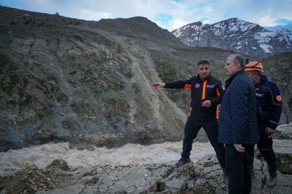 hakkari-valisi-tasyapan-heyelan-bolgesinde-incelemelerde-bulundu-1776870679654.jpg