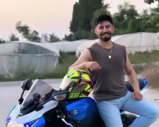son-dakika-unlu-motosikletci-deniz-servan-narin-hayatini-kaybetmisti-kaza-yaptigi-anlar-ortaya-cikti-1754894737219.jpg SON DAKİKA | Ünlü motosikletçi Deniz Servan Narin, Kocaeli’deki feci kazada hayatını kaybetti: Kaza görüntüleri ortaya çıktı