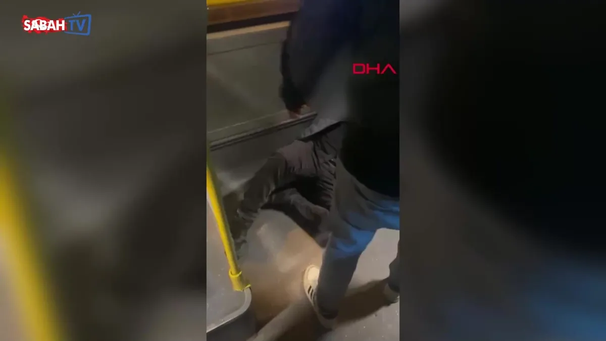 İstanbul'da kadın yolcuyu ısrarla taciz eden şüpheliye dayak kamerada! İstanbul'da kadın yolcuyu ısrarla taciz eden şüpheliye dayak kamerada!