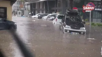 Edremit'te sağanak yağış sonrası sürücüler zor anlar yaşadı